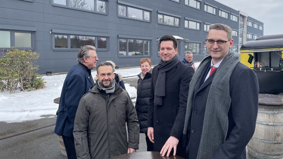 Uwe Schneider, Inhaber von AKE Systemtechnik, und Seconsys Geschäftsführer Falk Noffke und Eric Jurran am Freitag beim Wintermarkt der Firma (v.l.n.r.)