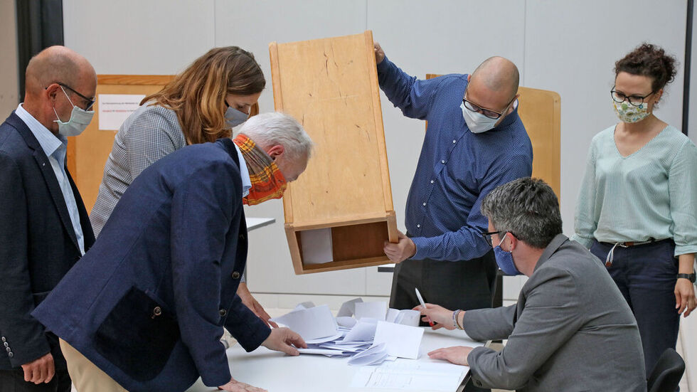 Stadträte beim Stimmenauszählen. © Ralph Köhler