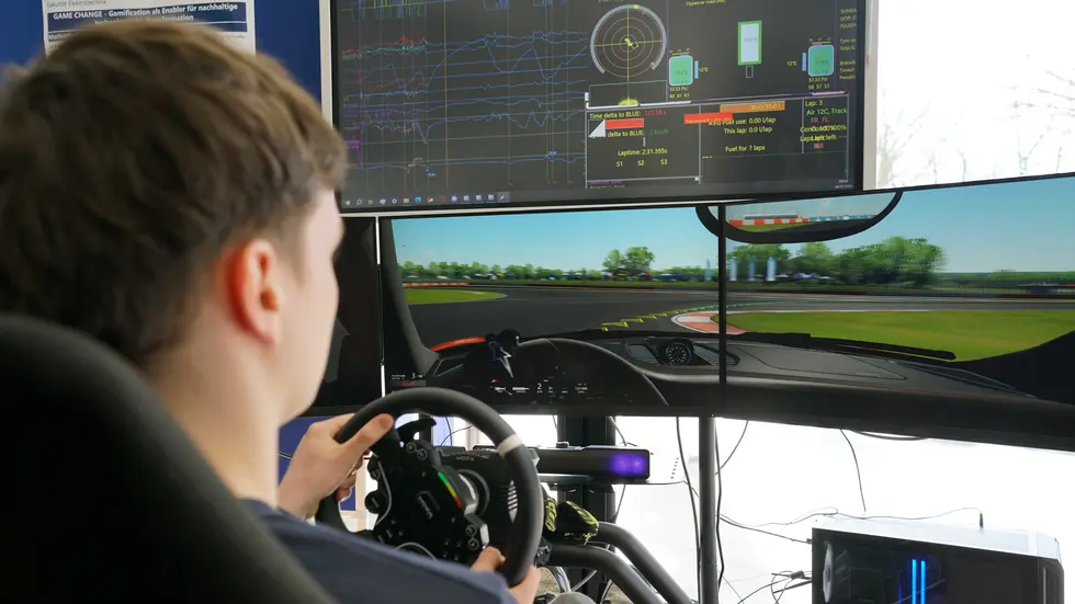 Ein Studieninteressent testet den Racing Simulator der WireHeadZ, dem e-Sports-Team der WHZ.