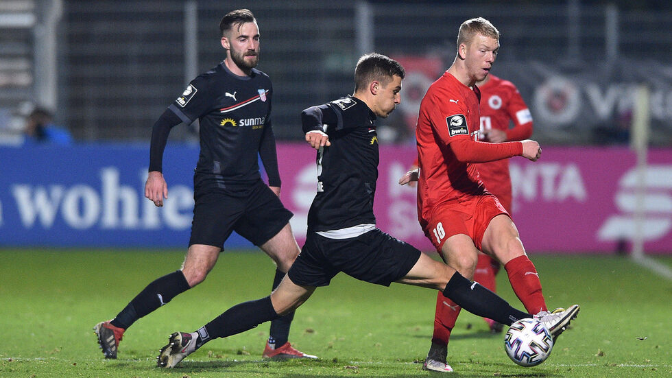 Morris Schröter (li.) und Maurice Hehne kämpfen mit Kai Klefisch (re.) um den Ball. 