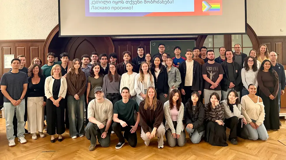 Die Teilnehmerinnen und Teilnehmer des Deutsch-Intensivkurses in der Aula der WHZ Die Teilnehmerinnen und Teilnehmer des Deutsch-Intensivkurses in der Aula der WHZ