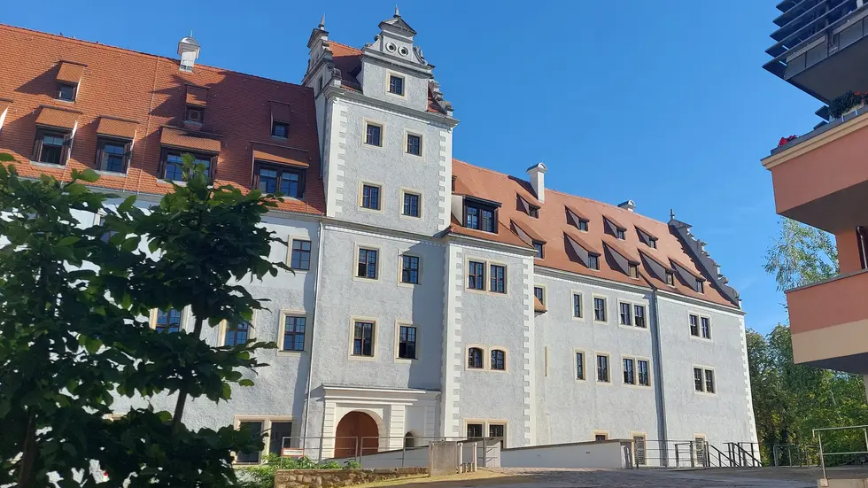 Schloss Osterstein wurde zwischen 2006 und 2008 restauriert. Davor war das Gebäude zu einer Ruine verfallen. Schloss Osterstein wurde zwischen 2006 und 2008 restauriert. Davor war das Gebäude zu einer Ruine verfallen.
