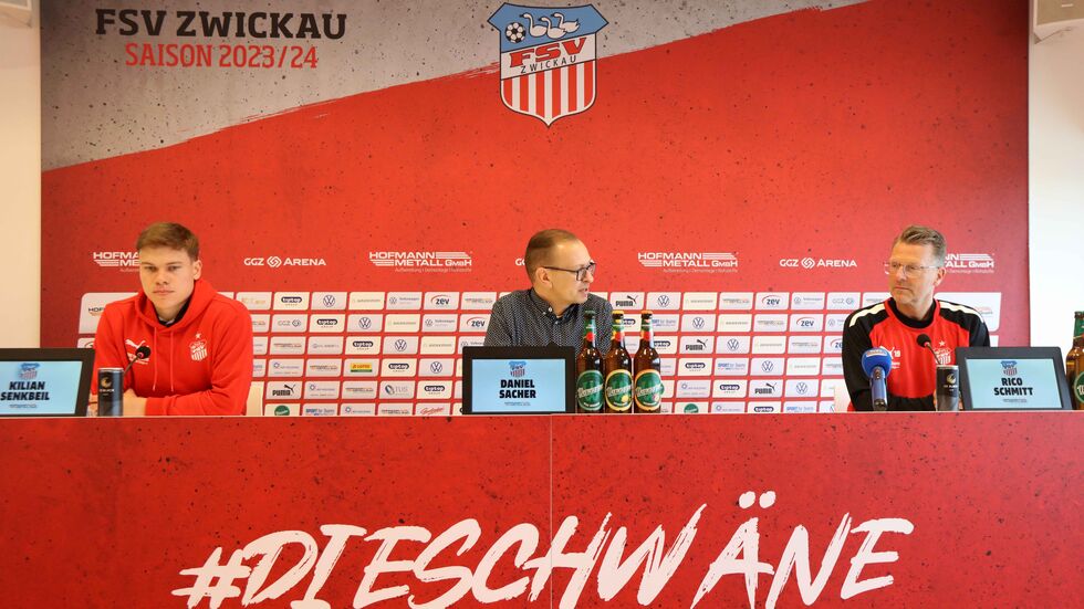 Abwehrspieler Kilian Senkbeil (v.l.), Pressesprecher Daniel Sacher und Trainer Rico Schmitt bei der PK.