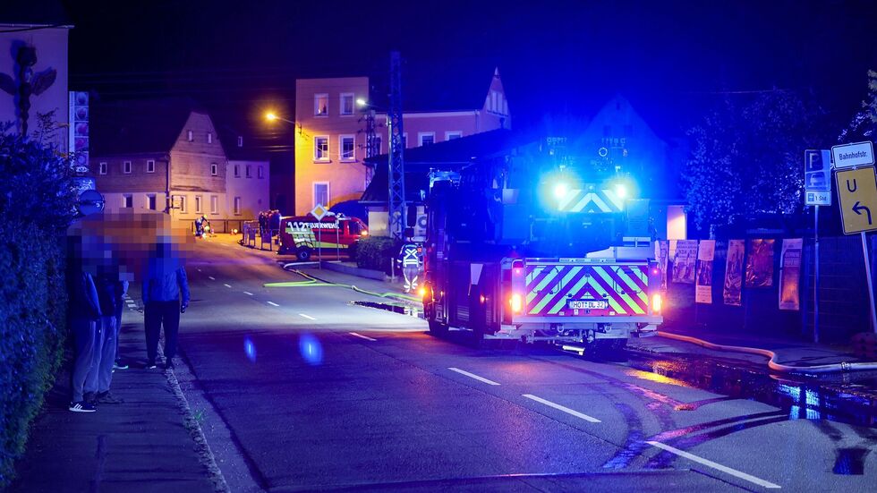 Feuerwehren stehen auf der Käthe-Kollwitz-Straße in Wüstenbrand. Feuerwehren stehen auf der Käthe-Kollwitz-Straße in Wüstenbrand.