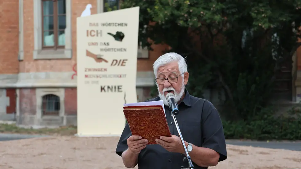 Heinrich Schulze bei der feierlichen Einweihung der Stele