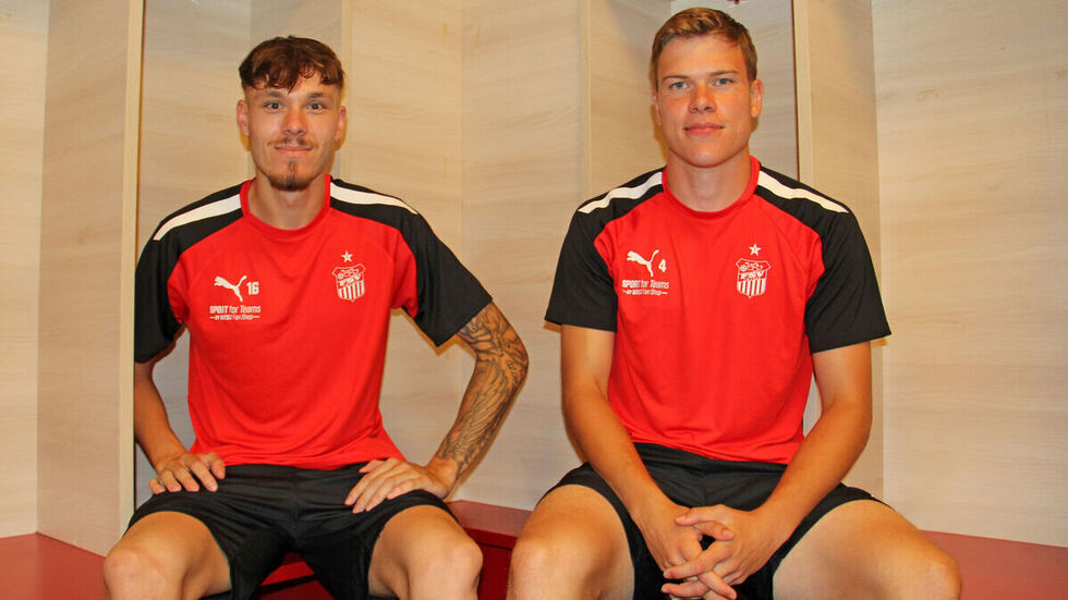 Sandro Sengersdorf (li.) und Kilian Senkbeil sind sichtlich erfreut über ihren Vertrag in Zwickau