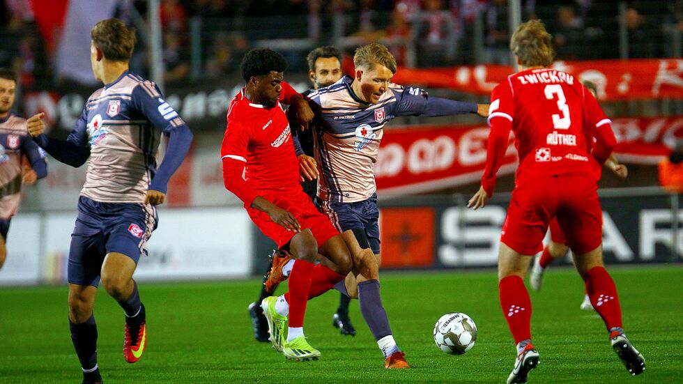 Lloyd Kuffour im Zweikampf