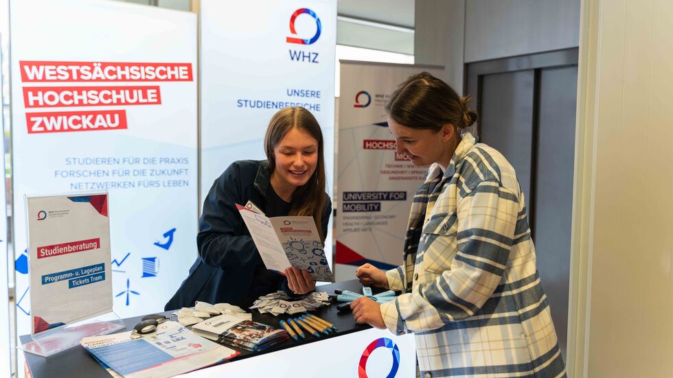 Beratungsgespräch beim Hochschulinfotag Beratungsgespräch beim Hochschulinfotag