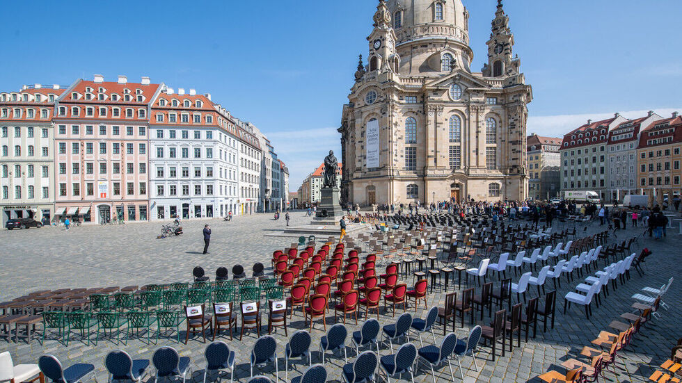 Leere Stühle auf dem Neumarkt während einer Aktion mit der die sächsische Gastronomie, Hotel- und Eventbranche auf ihre Probleme mit den Auswirkungen der Coronavisus-Pandemie aufmerksam macht. 