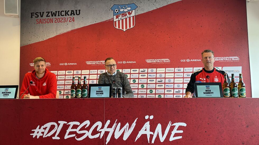 Benjamin Leneis (v.li.) , Daniel Sacher, Rico Schmitt bei der Spieltags-Pressekonferenz Benjamin Leneis (v.li.) , Daniel Sacher, Rico Schmitt bei der Spieltags-Pressekonferenz