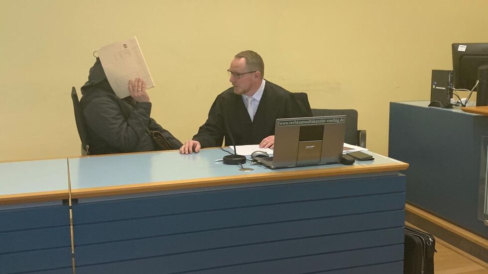 Anwalt Reinhard Röthig (re.) hatte beantragt, die Öffentlichkeit vom Prozess auszuschließen. Das passierte aber nur für den Zeitraum der Vernehmung des Mannes. © Frank Vacik