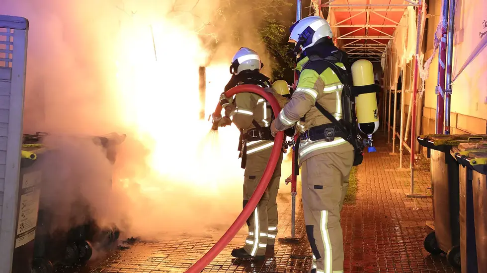 Die Feuerwehr konnte die Flammen zum Glück schnell unter Kontrolle bringen (Symbolbild). Die Feuerwehr konnte die Flammen zum Glück schnell unter Kontrolle bringen (Symbolbild).