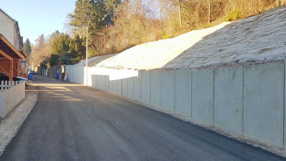 Die neue Stützwand an der Friedrichstraße in Cainsdorf.