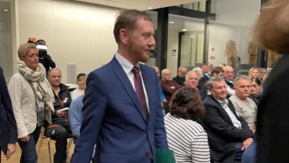 Michael Kretschmer kommt in den Bürgersaal. Michael Kretschmer kommt in den Bürgersaal.