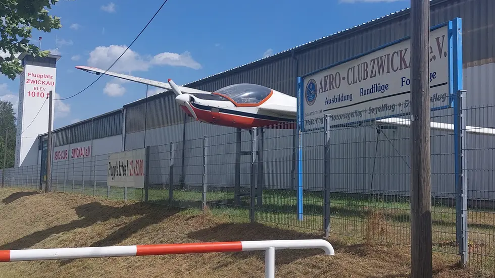 Der Eingang des Flugplatzes an der Reichenbacher Straße. Der Eingang des Flugplatzes an der Reichenbacher Straße.