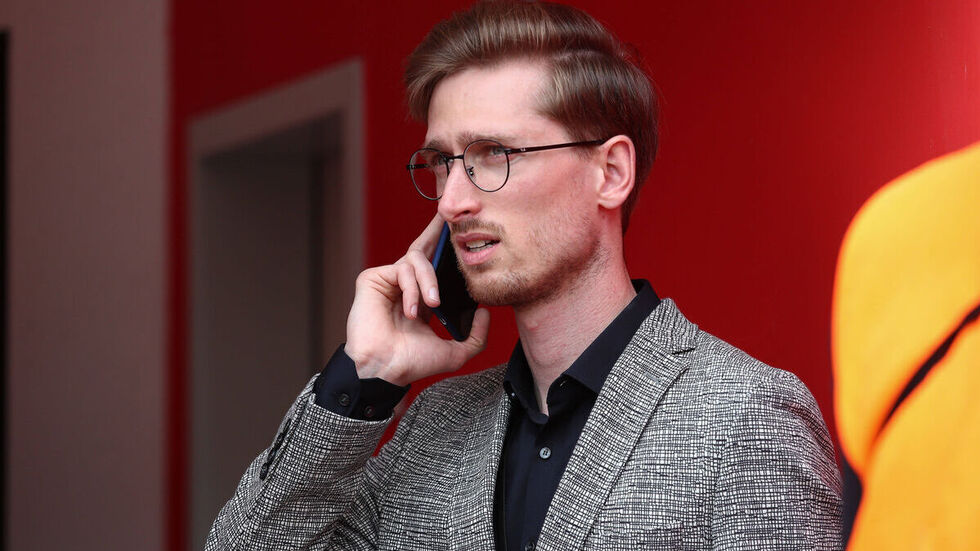 Geschäftsführer Marvin Klotzkowsky rief alle Mitglieder auf, bei der Rettung des FSV mitzuhelfen. Geschäftsführer Marvin Klotzkowsky rief alle Mitglieder auf, bei der Rettung des FSV mitzuhelfen.