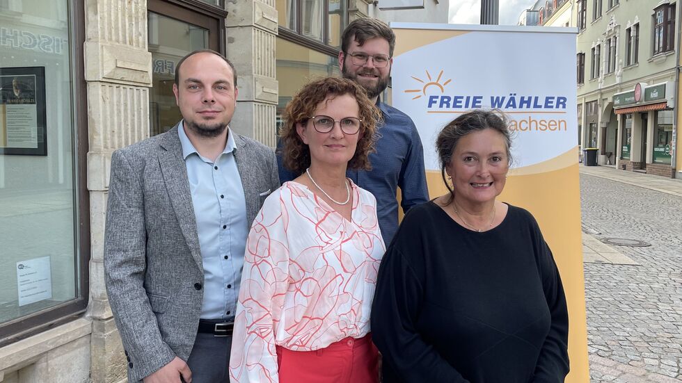 Dirk Schirmer, Kati Vogel, Moritz Schüller, Christiane Drechsel (von links nach rechts, Daniel Sickert war verhindert) Dirk Schirmer, Kati Vogel, Moritz Schüller, Christiane Drechsel (von links nach rechts, Daniel Sickert war verhindert)