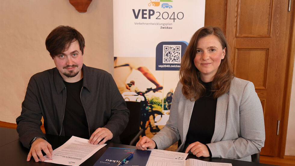 Baubürgermeisterin Silvia Queck und Projektmitarbeiter Kevin Scheibel haben am Dienstag in der Jakobskapelle über die Bürgerbeteiligung informiert