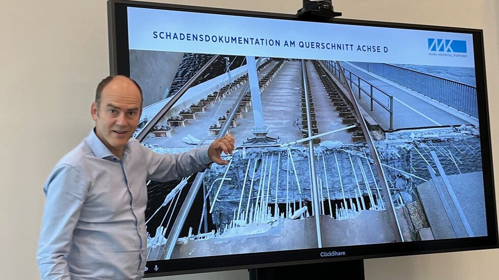 Prof. Marx erklärt an der Bruchstelle der Brücke den kaputten Spannstahl Prof. Marx erklärt an der Bruchstelle der Brücke den kaputten Spannstahl