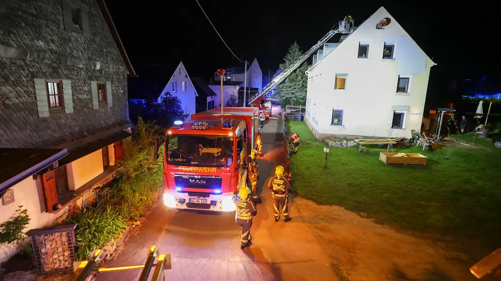 Die Kameraden nutzten die Drehleiter um den Schornstein zu reinigen. Die Kameraden nutzten die Drehleiter um den Schornstein zu reinigen.