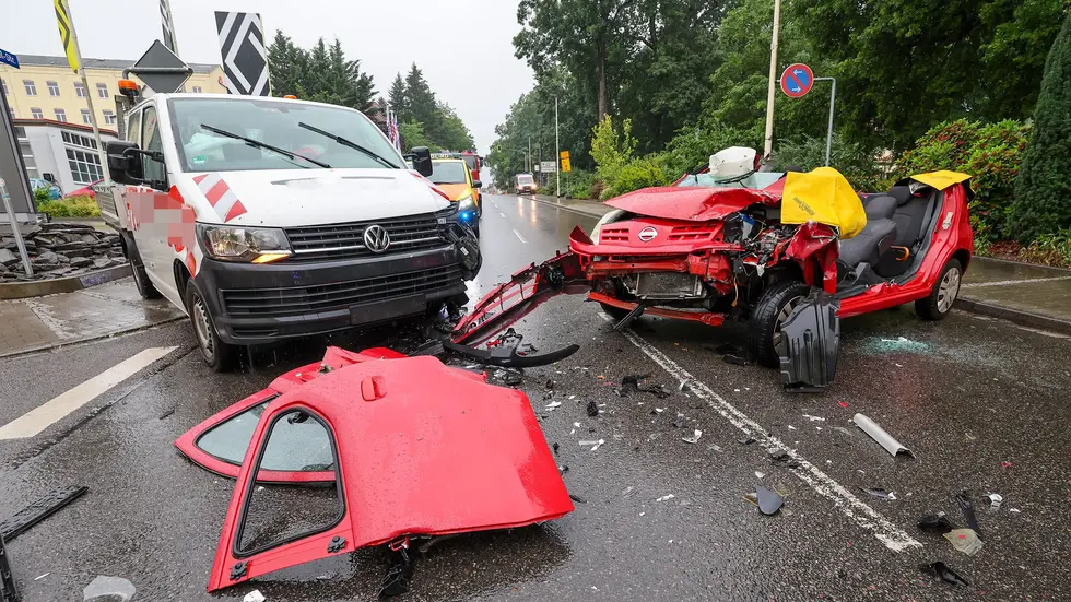Die Unfallverursacherin war unterwegs in Richtung Breitscheidstraße. Warum sie auf die Gegenspur geriet, ist noch Gegenstand der Ermittlungen. Die Unfallverursacherin war unterwegs in Richtung Breitscheidstraße. Warum sie auf die Gegenspur geriet, ist noch Gegenstand der Ermittlungen.