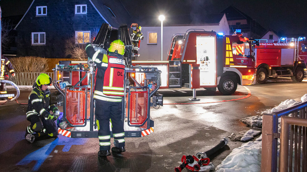 Die Thalheimer Kameraden waren mit der Drehleiter vor Ort. Die Thalheimer Kameraden waren mit der Drehleiter vor Ort.
