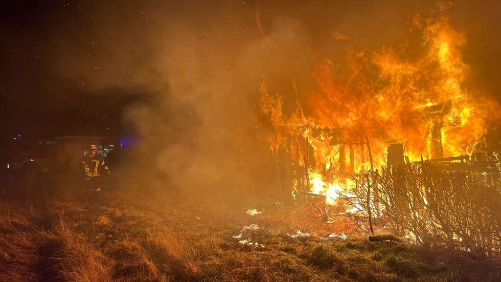 Die Laube, in der das Feuer ausgebrochen war, war nicht mehr zu retten. Die Laube, in der das Feuer ausgebrochen war, war nicht mehr zu retten.