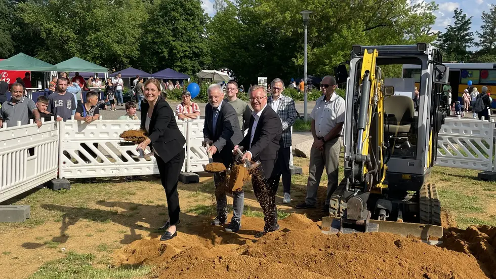 Zum Spaten griffen Oberbürgermeisterin Constance Arndt, Gartenamtsleiter Jörg Voigtsberger und Staatssketretär Sören Trillenberg (v.l.n.r.). Zum Spaten griffen Oberbürgermeisterin Constance Arndt, Gartenamtsleiter Jörg Voigtsberger und Staatssketretär Sören Trillenberg (v.l.n.r.).