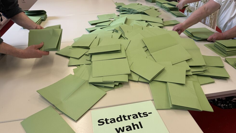 Zweites Kapitel am Wahlabend: die großen grünen Wahlzettel zum Zwickauer Stadtrat auszählen Zweites Kapitel am Wahlabend: die großen grünen Wahlzettel zum Zwickauer Stadtrat auszählen
