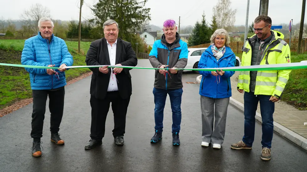 Zur Verkehrsfreigabe waren neben Oberbürgermeister Sören Kristensen (2.v.l.) auch Anwohner und Vertreter der Wasserwerke, der Stadtwerke und der bauausführenden Firmen anwesend.