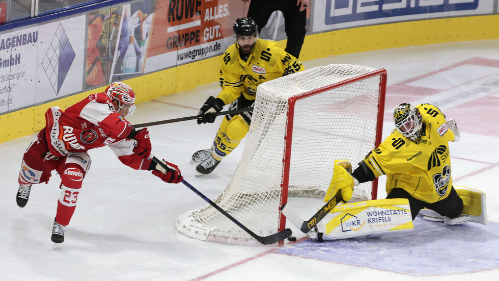 Tim McGauley umkurvt das Tor und schiebt zum 1:0 ein. Tim McGauley umkurvt das Tor und schiebt zum 1:0 ein.