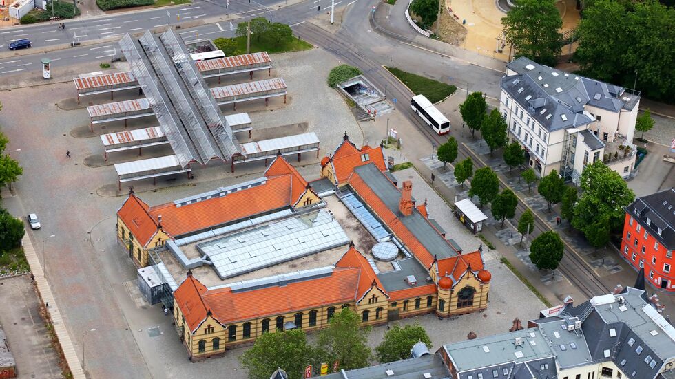 Markthalle mit Vorplatz. Die alte Zentralhaltestelle wird für Pkw-Stellplätze abgerissen.