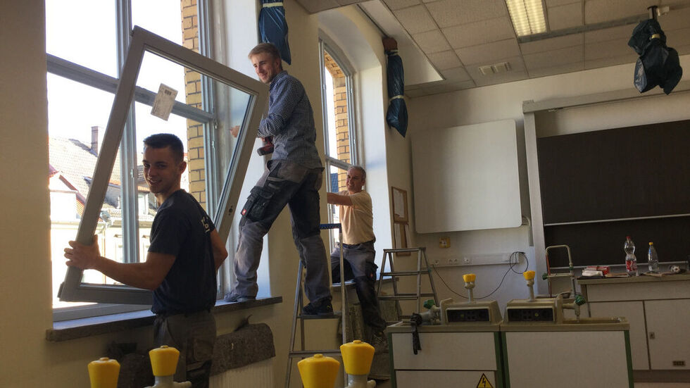Marc Wulf, Johannes Kahnbach und Matthias Freund von der Bautischlerei Freund aus Langenbernsdorf beim Fenstereinbau. (c) Stadt Werdau Marc Wulf, Johannes Kahnbach und Matthias Freund von der Bautischlerei Freund aus Langenbernsdorf beim Fenstereinbau. (c) Stadt Werdau