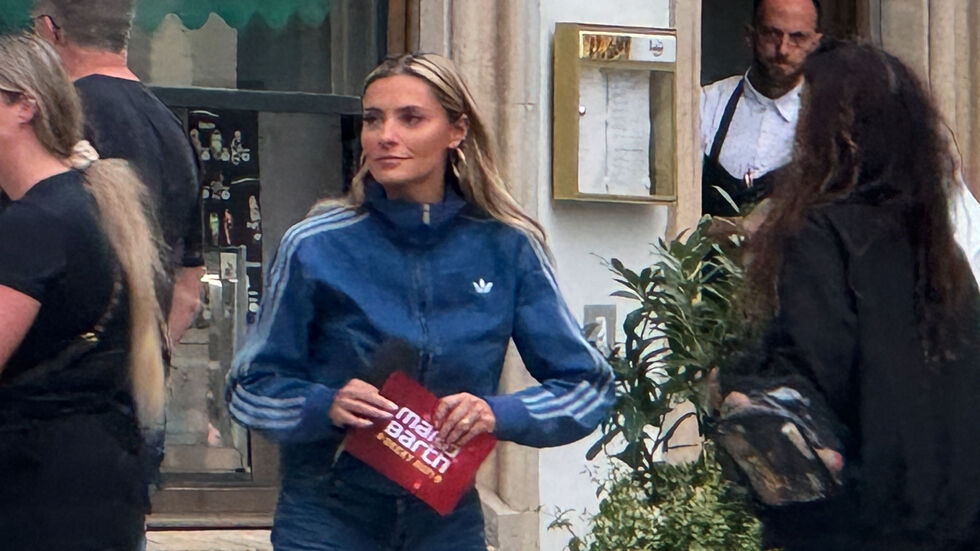 Die Moderationskarte verrät, dass Thomalla für "Mario Barth deckt auf" unterwegs war. Die Moderationskarte verrät, dass Thomalla für "Mario Barth deckt auf" unterwegs war.