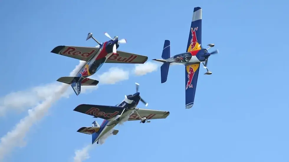 Das Flying Bulls Aerobatics Team sorgte mit atemberaubenden Flügen für staunende Gesichter. Das Flying Bulls Aerobatics Team sorgte mit atemberaubenden Flügen für staunende Gesichter.