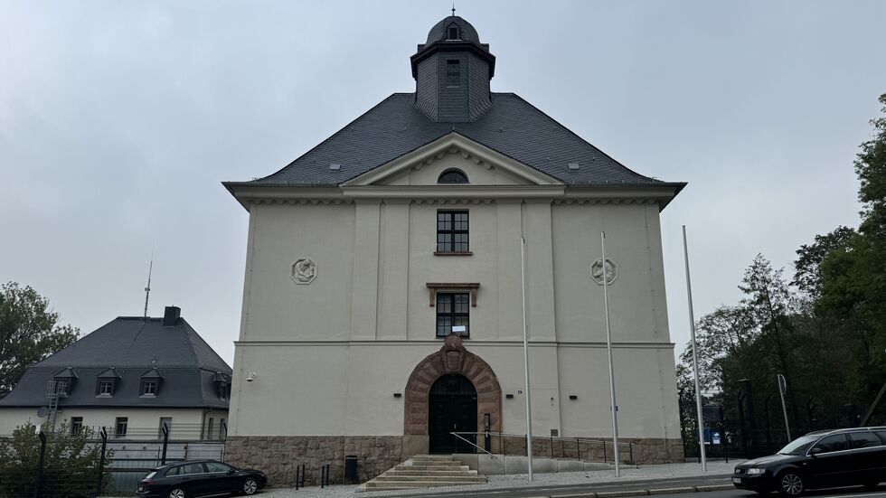 Blick von der Zwickauer Straße (B 175) auf das Polizeirevier