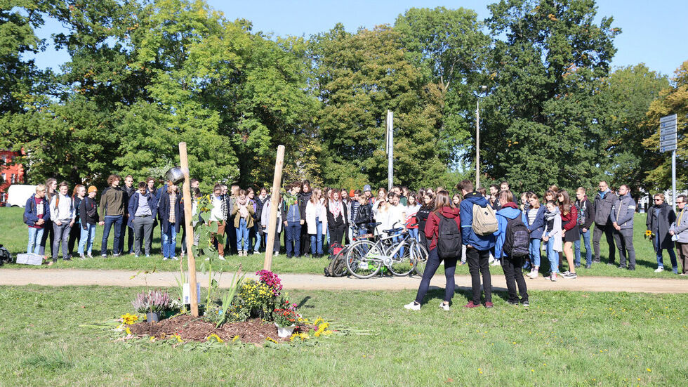 In Zwickau haben sich am Montagmittag rund 120 Menschen an dem von Unbekannten abgesägten Gedenkbaum für Enver Simsek versammelt. © dpa In Zwickau haben sich am Montagmittag rund 120 Menschen an dem von Unbekannten abgesägten Gedenkbaum für Enver Simsek versammelt. © dpa
