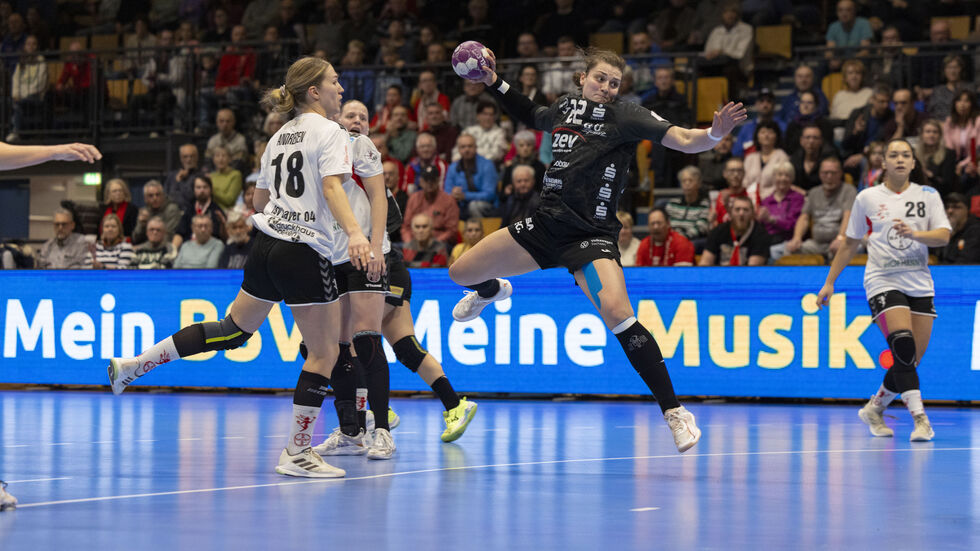 BSV-Spielerin Arwen Gorb (am Ball) im Heimspiel gegen Leverkusen. BSV-Spielerin Arwen Gorb (am Ball) im Heimspiel gegen Leverkusen.