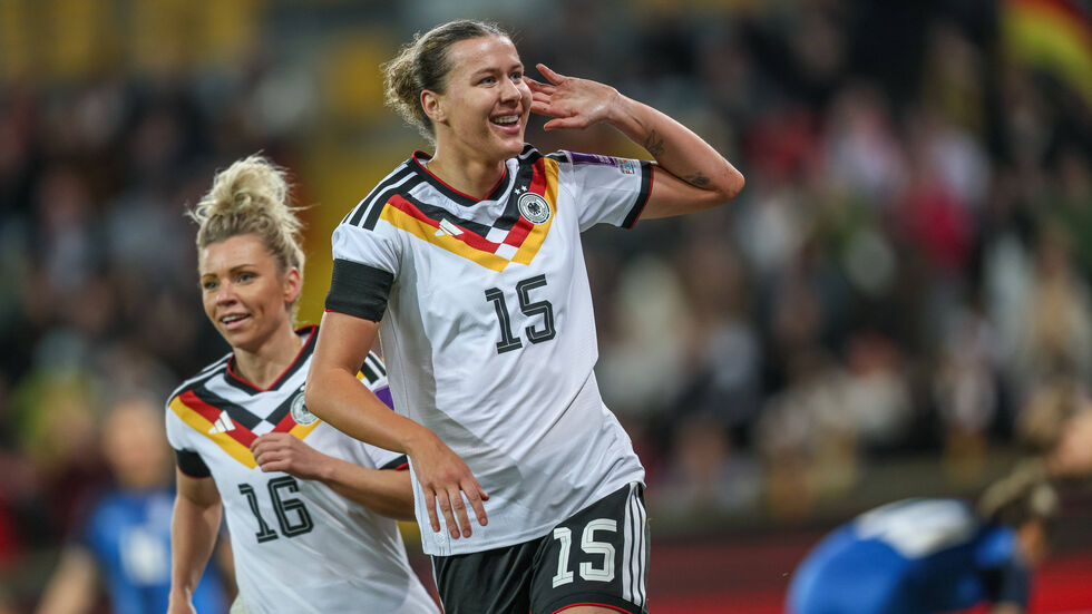 Larissa Mühlhaus freut sich über ihr Premierentor im Nationalteam