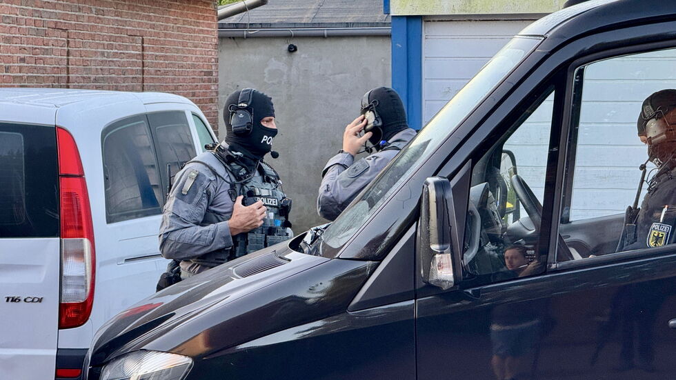Die Bundespolizisten bei der Durchsuchung.