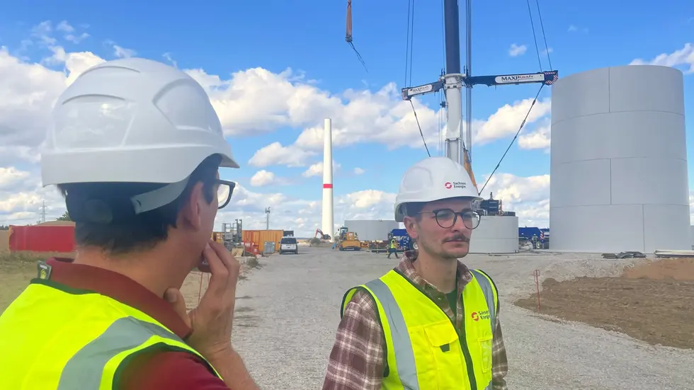 Martin Schramm und Marco Pampel von SachsenEnergie am Montag auf der Baustelle Martin Schramm und Marco Pampel von SachsenEnergie am Montag auf der Baustelle