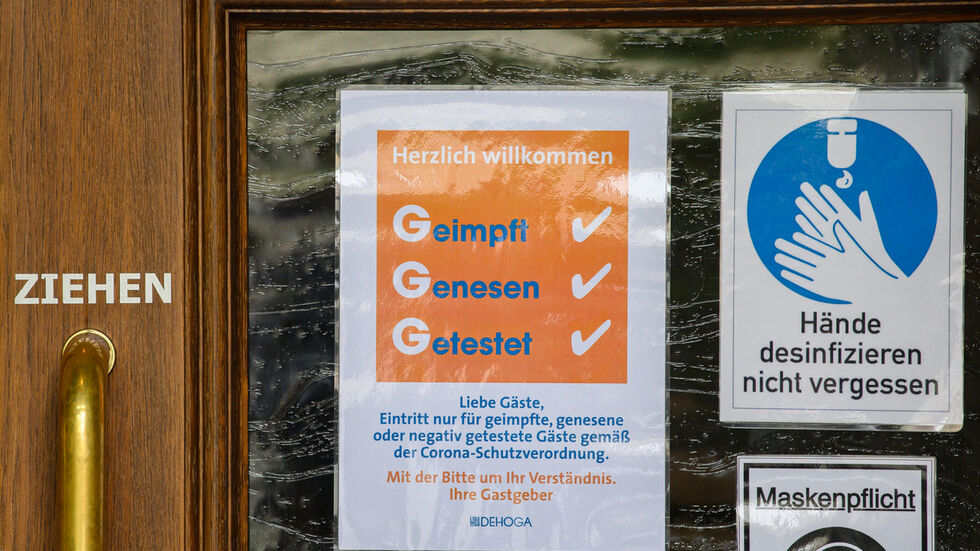 Schankhaus am Dresdner Neumarkt mit Hygiene-Hinweisen (Symbolbild) Schankhaus am Dresdner Neumarkt mit Hygiene-Hinweisen (Symbolbild)