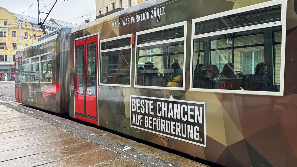 Werbung für die Bundeswehr an Zwickauer Straßenbahn Werbung für die Bundeswehr an Zwickauer Straßenbahn