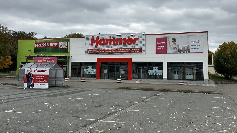 Große "Wir schließen"-Schilder hängen an den Schaufenstern. 