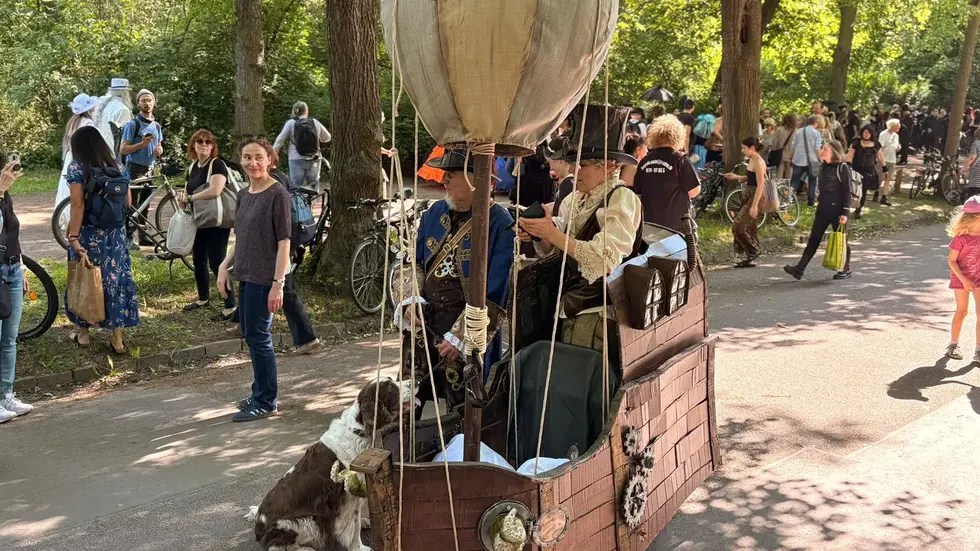 Zum Glück auf dem Boden geblieben: Auch Leute mit architektonischen Künsten waren beim Viktorianischen Picknick dabei.