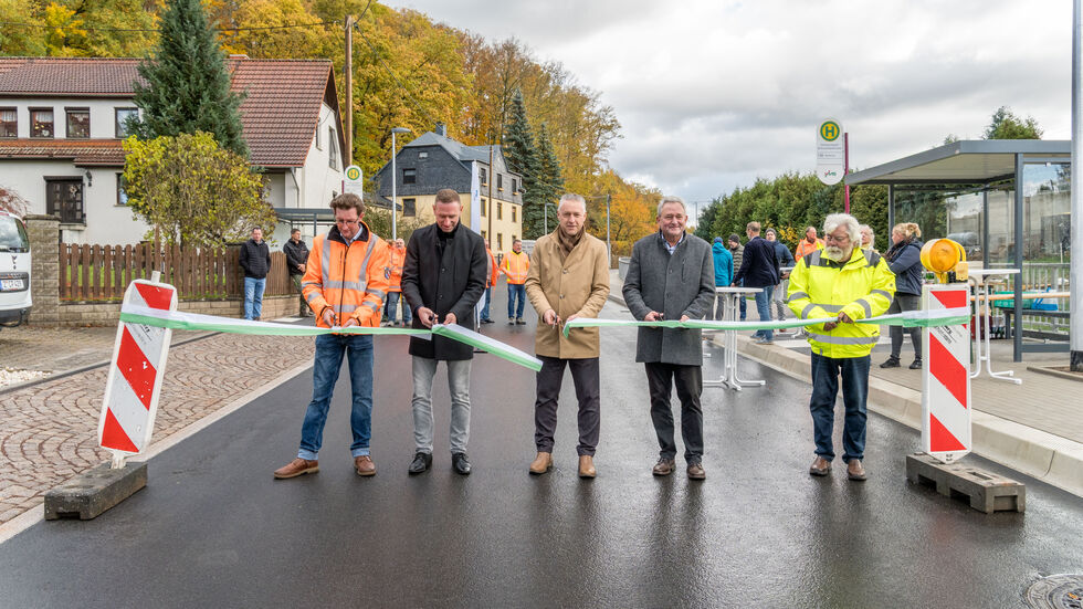 Landrat Carsten Michaelis (Mitte) und Bürgermeister Michael Franke (2.v.r.) haben die Straße feierlich für den Verkehr freigegeben.
 Landrat Carsten Michaelis (Mitte) und Bürgermeister Michael Franke (2.v.r.) haben die Straße feierlich für den Verkehr freigegeben.