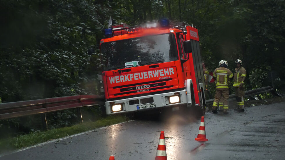 Auf dem Weg zum Einsatz schleuderte ein Löschfahrzeug gegen eine Leitplanke.