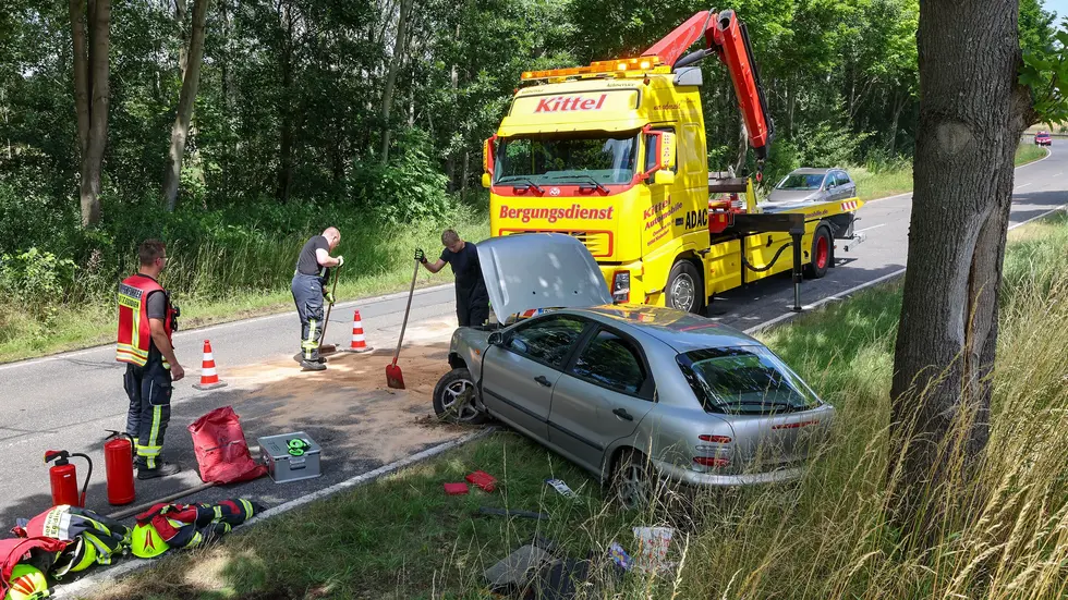 Die Kameraden mussten ausgelaufene Betriebsmittel binden und die Batterie abklemmen. 