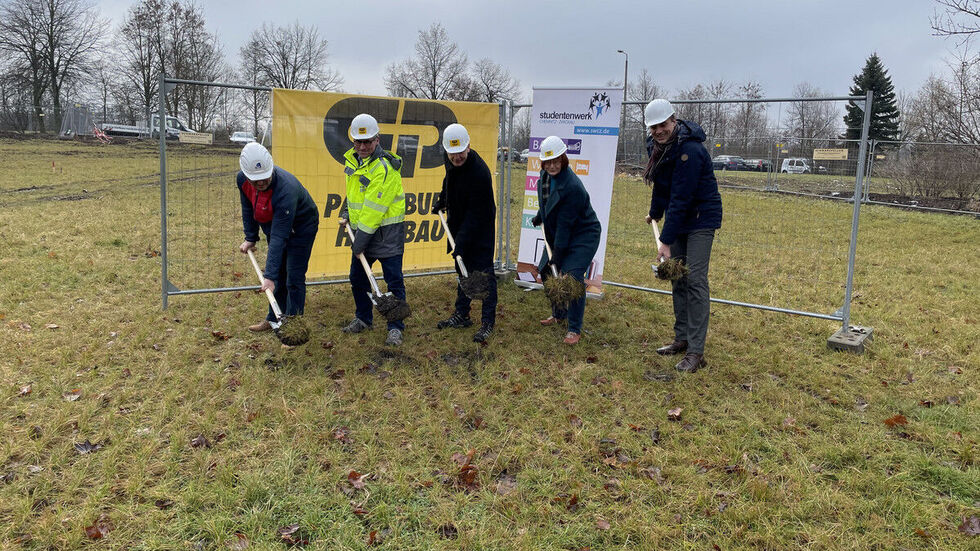 Erster Spatenstich am Dienstagvormittag, im Sommer soll Richtfest sein. Erster Spatenstich am Dienstagvormittag, im Sommer soll Richtfest sein.