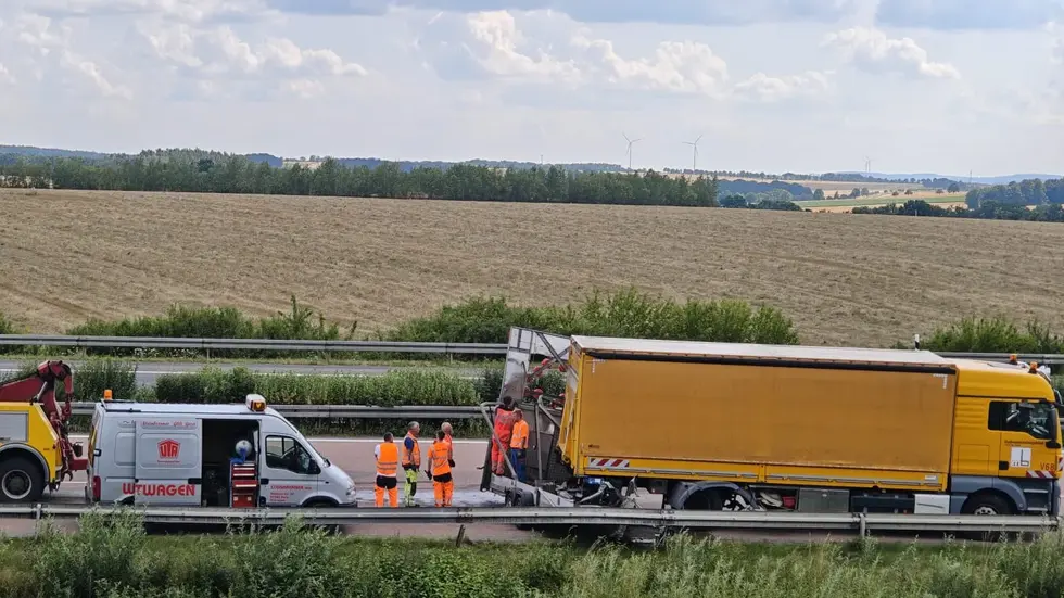 Ein Insasse des Schilderwagens verletzte sich leicht. Ein Insasse des Schilderwagens verletzte sich leicht.